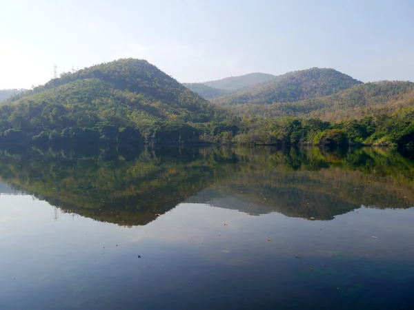 Réservoir et montagnes. Nord de la Thaïlande . — Photo