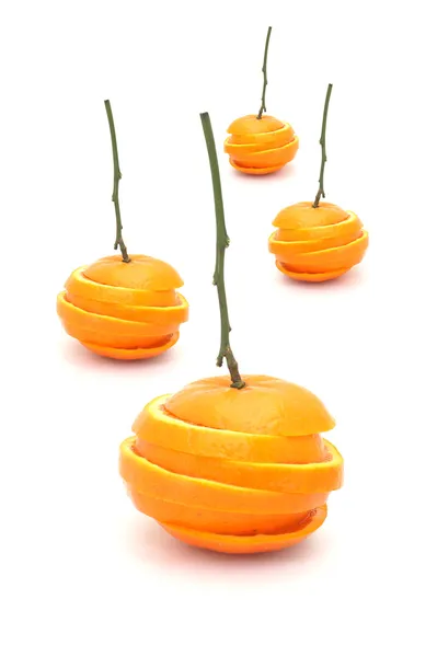 흰 배경에 분리되어 있는 싱싱 한 오렌지 조각. — 스톡 사진