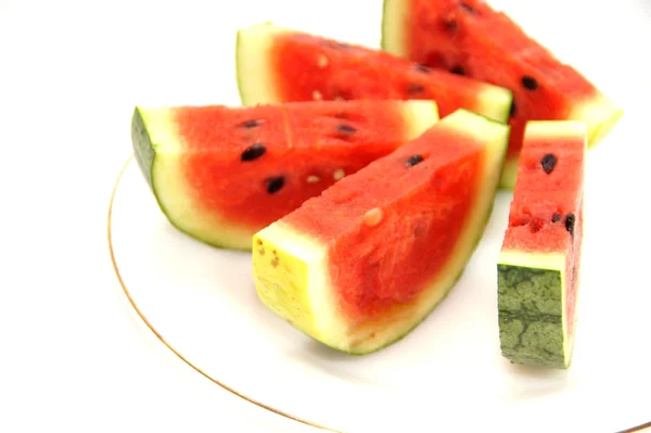 Gesneden watermeloen op plaat geïsoleerd op een witte achtergrond. — Stockfoto