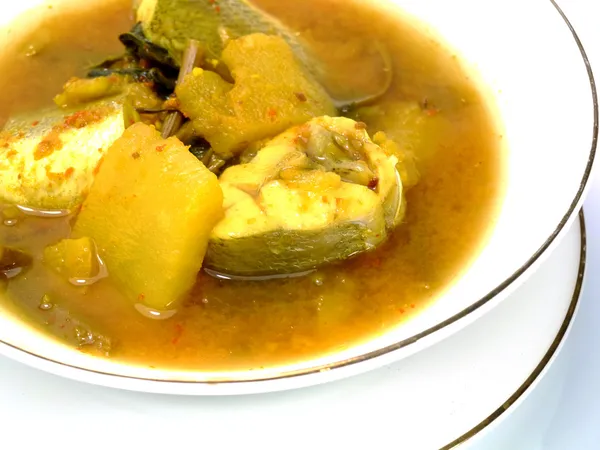Curry di pesce giallo con ananas . — Foto Stock