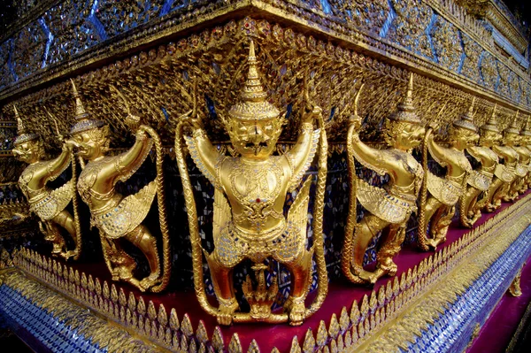 Guld garuda på grand palace i bangkok, thailand. — Stockfoto