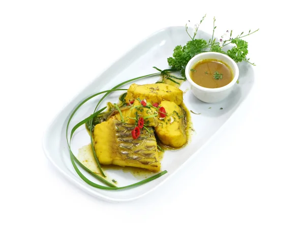 Тайская еда, жареная рыба и карри . — стоковое фото