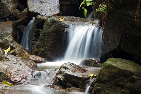 La piccola cascata e le rocce nella foresta, thailandia — Foto Stock