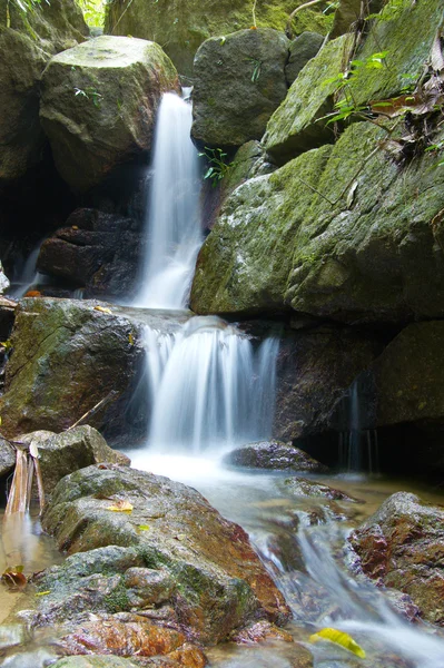 La piccola cascata e le rocce nella foresta, thailandia — Foto Stock