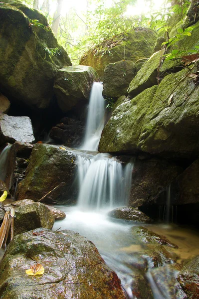 La petite cascade et les rochers dans la forêt, le thailand — Photo