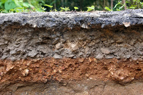 Stratigrafie van weg toegebrachte schade veroorzaakt door de aardbeving. — Stockfoto