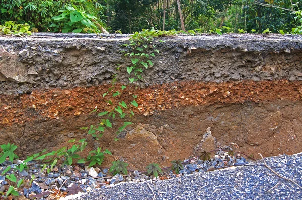 Stratigraphie der durch das Erdbeben verursachten Straßenschäden. — Stockfoto