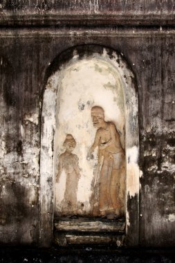 genç ve yaşlı Budizm kutsal yerlerde heykeller.