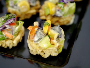 çerez, meyve salatası, kahvaltılık gevrek pirinç.