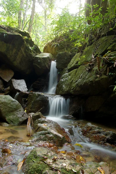 Mały wodospad i skały w lesie, Tajlandia — Zdjęcie stockowe