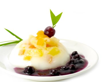 Agar tatlı meyve salatası ve yaban mersini