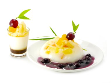 Agar tatlı meyve salatası ve yaban mersini