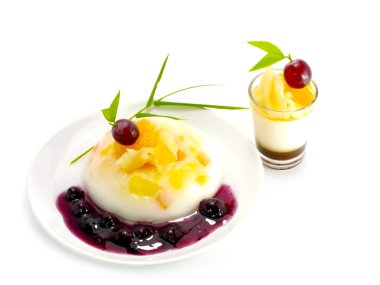 Agar tatlı meyve salatası ve yaban mersini