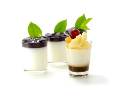 Agar tatlı meyve salatası ve yaban mersini