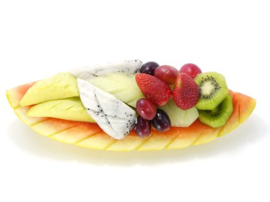 Beyaz bir arka plan üzerinde izole karışık meyve.