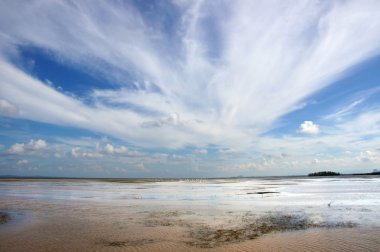 bulutlar çizgi Rüzgar uçurdu.