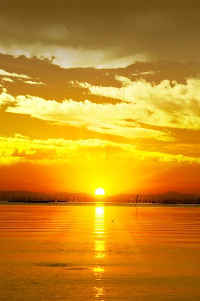 Při západu slunce obloha na jezeře v jihu Thajska — Stock fotografie