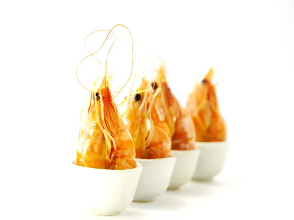 Crevettes au beurre cuites sur fond blanc — Photo