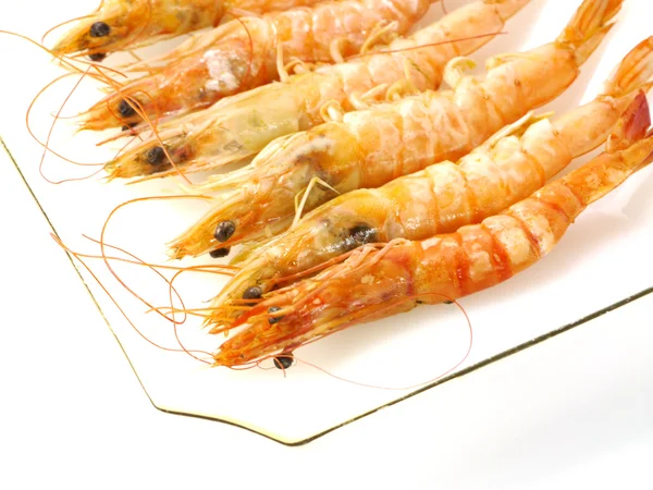 Crevettes au beurre cuites sur fond blanc — Photo