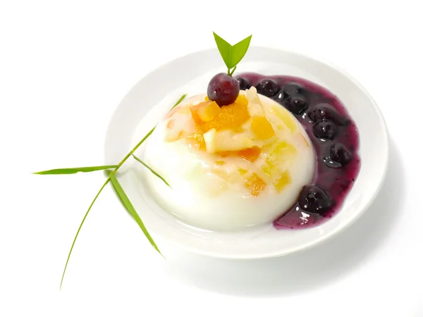 Agar-Dessert mit Obstsalat und Blaubeeren — Stockfoto