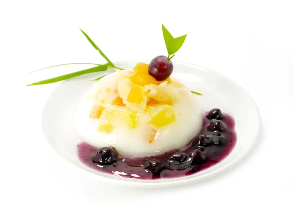 Agar-Dessert mit Obstsalat und Blaubeeren — Stockfoto