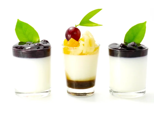 Десерт из агара с фруктовым салатом и черникой — стоковое фото