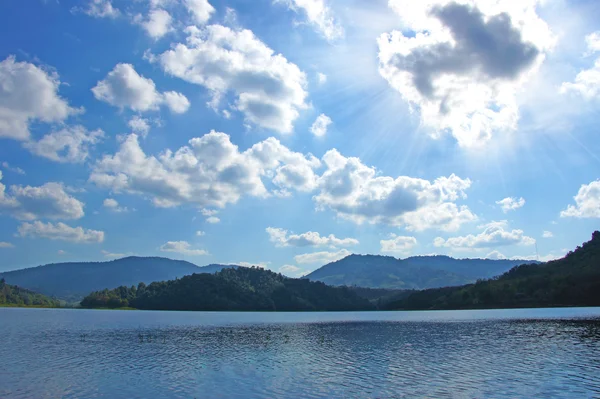 Nuages blancs dans le ciel bleu sur la montagne et le barrage — Photo