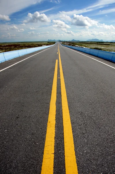 Lege weg en het verkeer lijnen. — Stockfoto