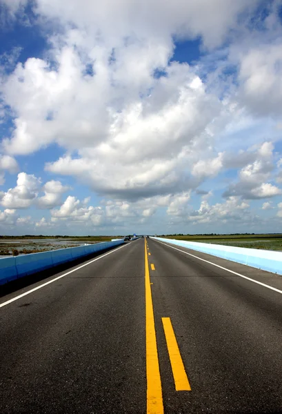 Lege weg en het verkeer lijnen. — Stockfoto