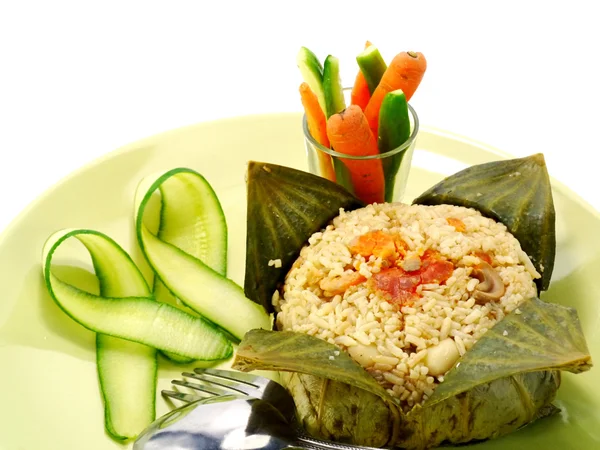 Nasi goreng dibungkus daun teratai, makanan Thailand . — Stok Foto