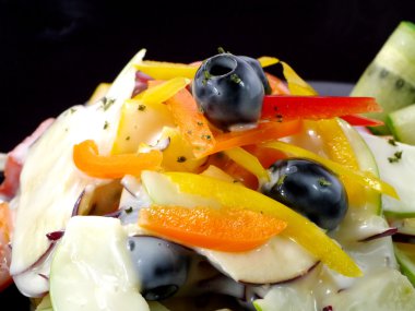 renkli biber ve Siyah Zeytin ile elma salatası.