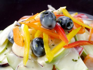 renkli biber ve Siyah Zeytin ile elma salatası.