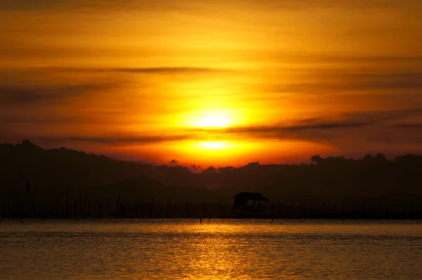 Avondrood aan het meer, thailand. — Stockfoto