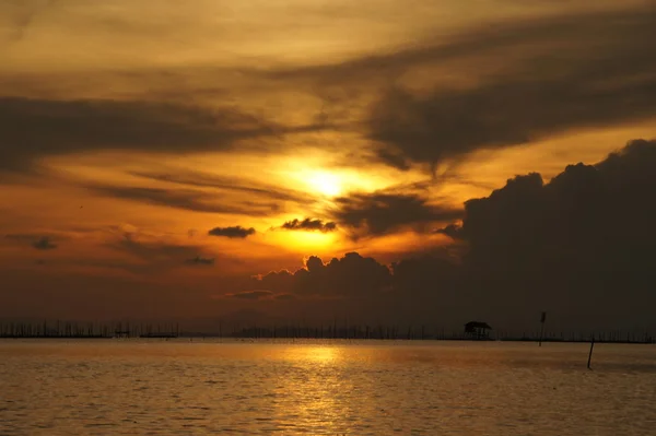 Avondrood aan het meer, thailand. — Stockfoto