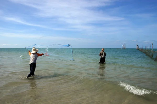 Fishermen are casting. The beaches of Thailand. — Stock Photo, Image