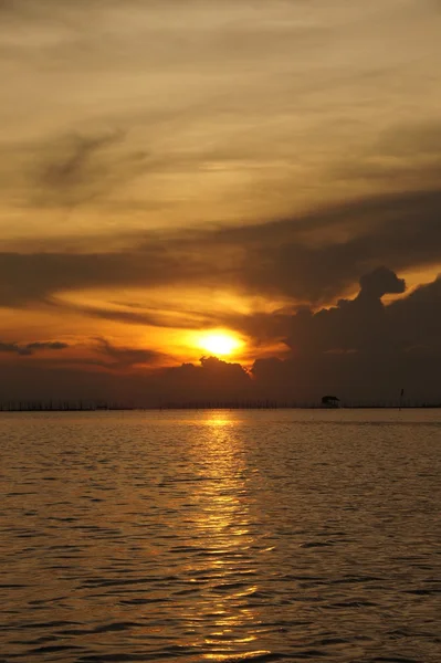 Avondrood aan het meer, thailand. — Stockfoto