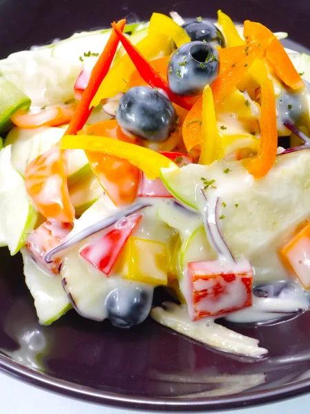 Яблочный салат с разноцветным перцем и черными оливками . — стоковое фото