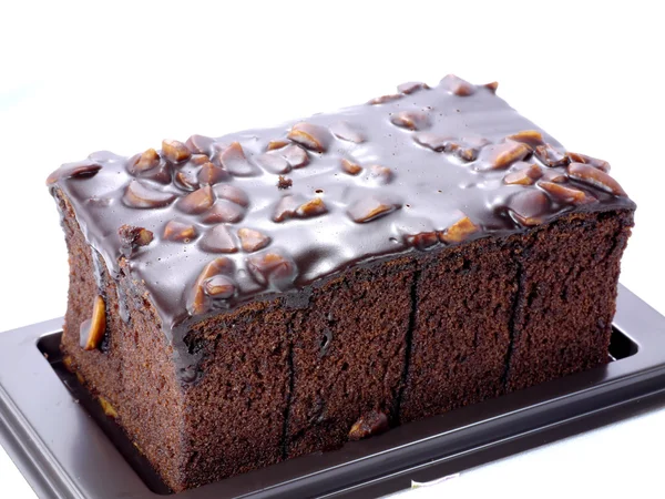 Chocolate cake met cashewnoot op witte geïsoleerde achtergrond — Stockfoto