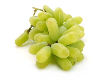 Beyaz arkaplanda izole edilmiş yeşil üzüm.