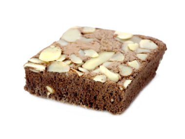 beyaz izole arka planda bademli çikolatalı kek