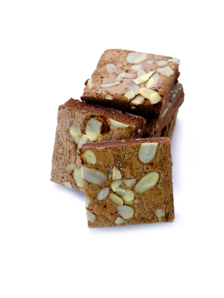 Pastel de chocolate con almendras sobre fondo blanco aislado — Foto de Stock