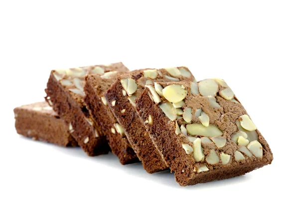 Pastel de chocolate con almendras sobre fondo blanco aislado — Foto de Stock