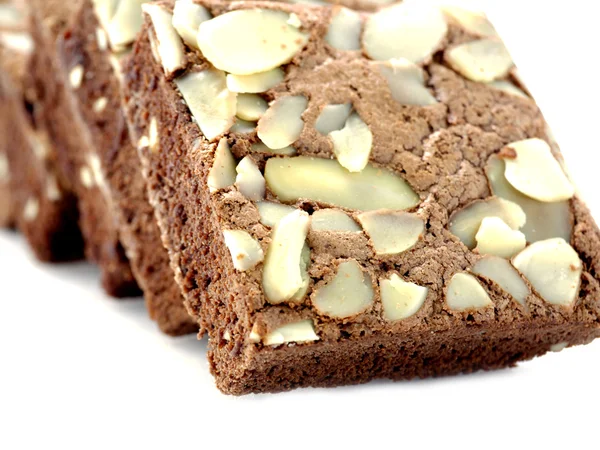 Pastel de chocolate con almendras sobre fondo blanco aislado —  Fotos de Stock