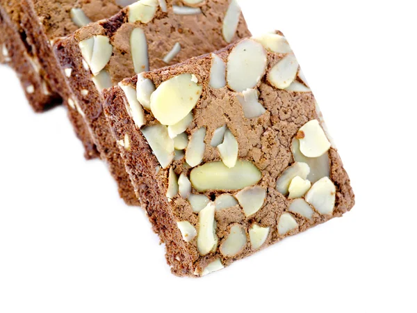 Bolo de chocolate com amêndoas em fundo isolado branco — Fotografia de Stock