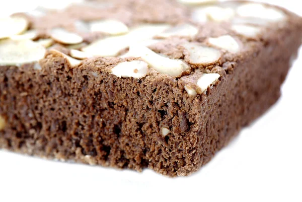 Beyaz izole arka planda bademli çikolatalı kek — Stok fotoğraf