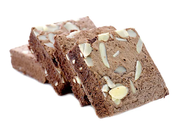 Pastel de chocolate con almendras sobre fondo blanco aislado — Foto de Stock