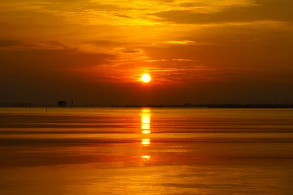 Pôr do sol no sul do lago Tailândia . — Fotografia de Stock