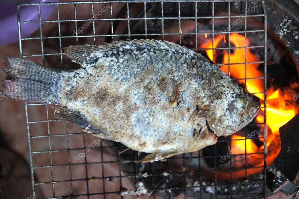 Nile tilapia fish on the Barbecue, healthy food. — Stock Photo