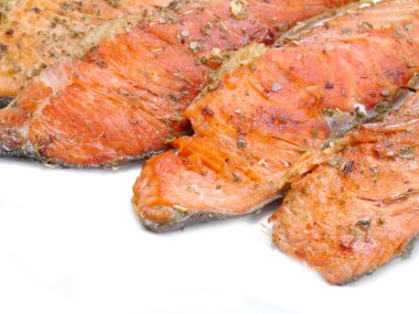 baharatlarla kızarmış som balığı.