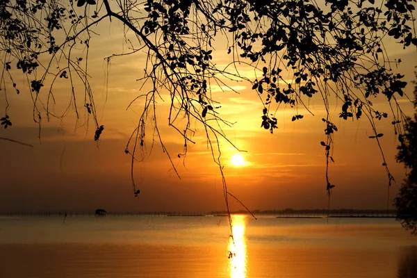 Закат на Южном озере Таиланда . — стоковое фото